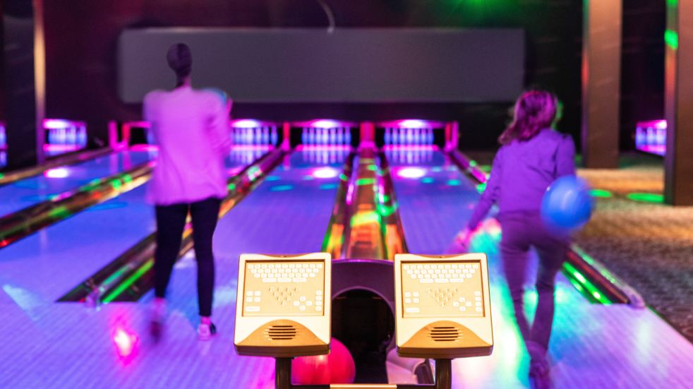 Couple tenpin bowling